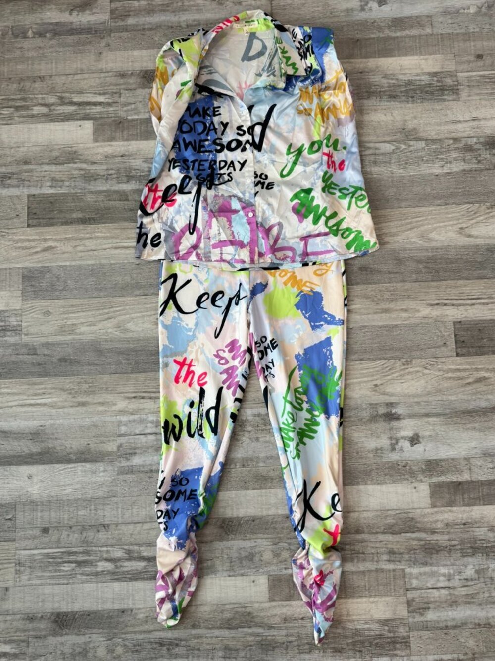 Her Bottari 2-Piece Graffiti Print Set Size Large Short Sleeve Shirt E25